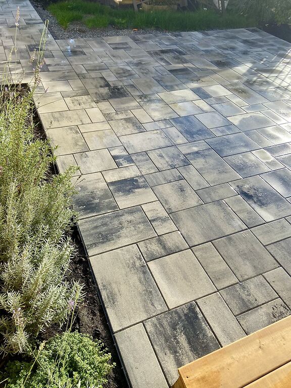 Burke Mountain paver patio. Benjamin Landscaping and Projects.  
