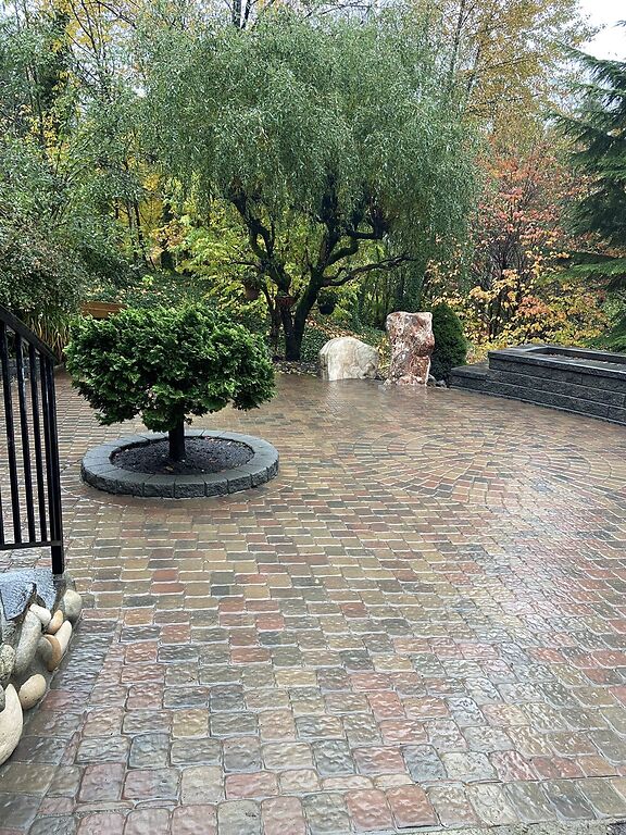 Paver patio in Port Moody. Benjamin Landscaping and Projects. 