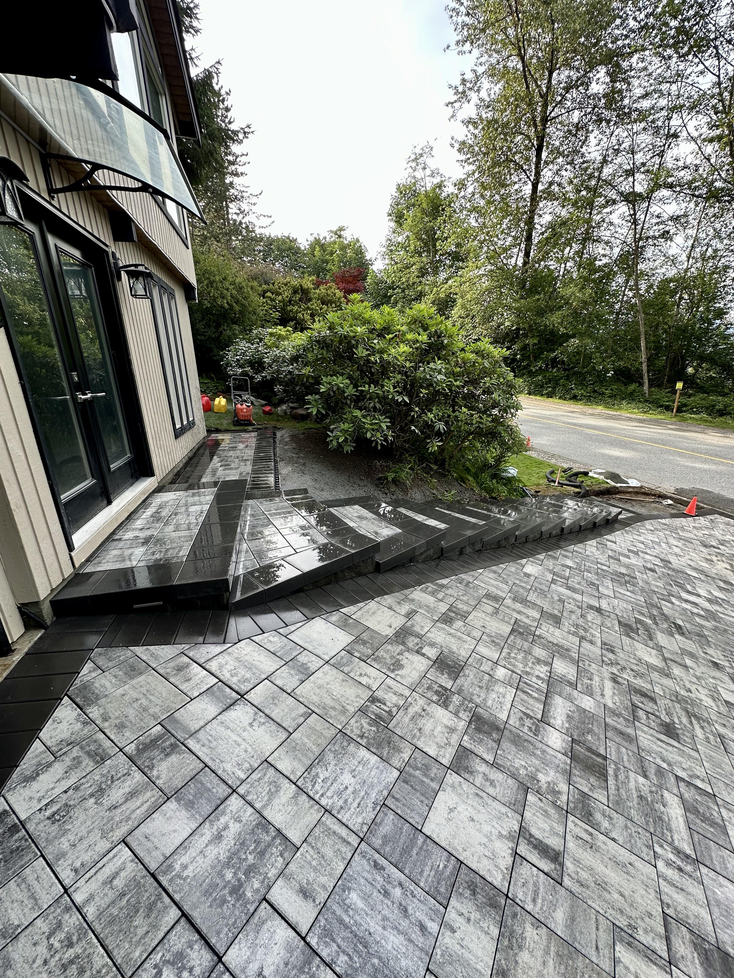 Interlock landscape stairs in Port Moody. Quality landscape contracting Metro Vancouver by Benjamin Landscaping and Projects. 