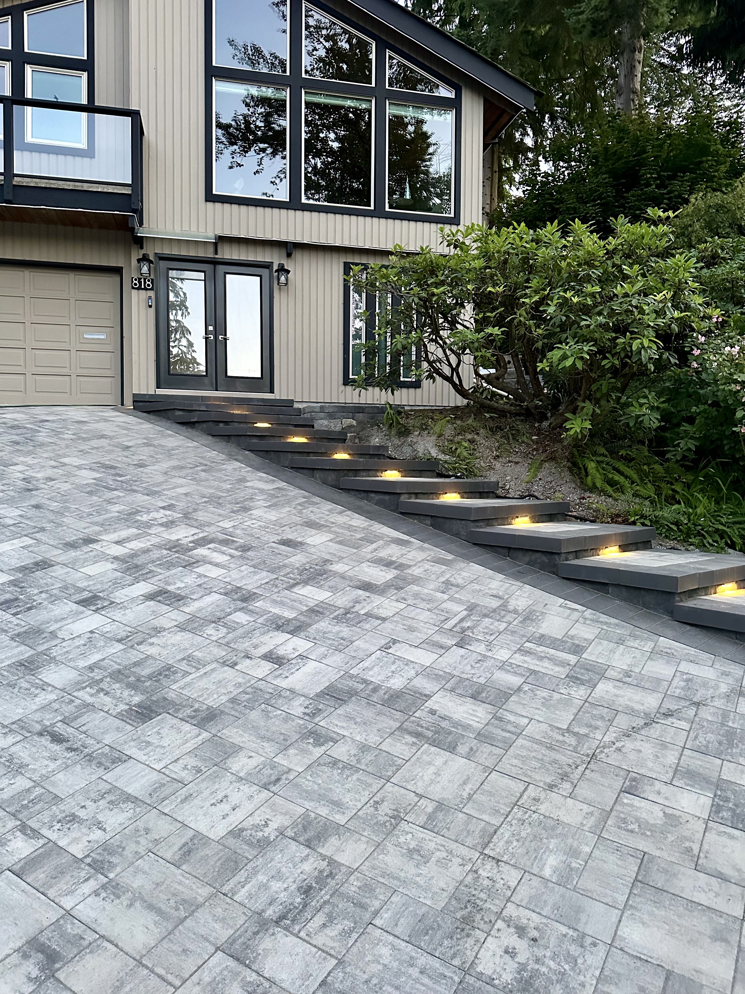 Interlock landscape stairs in Port Moody. Quality landscape contracting Metro Vancouver by Benjamin Landscaping and Projects. 