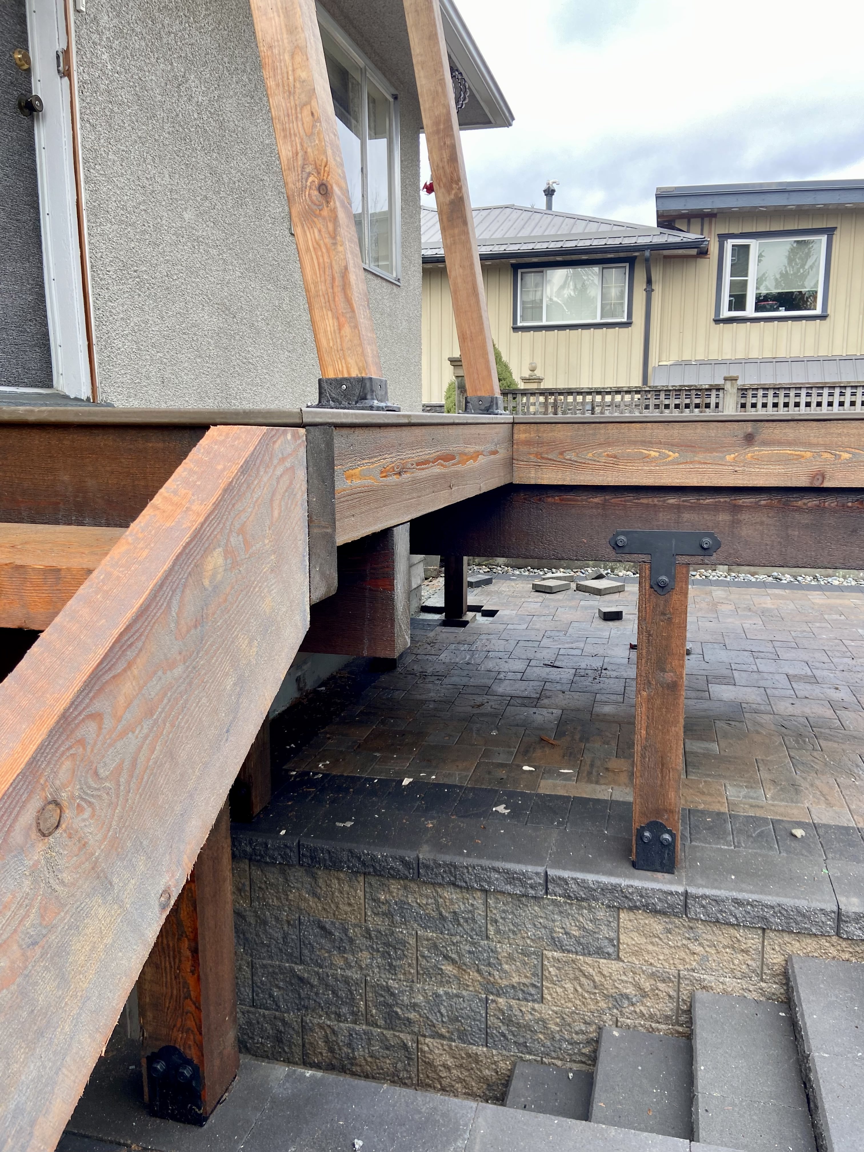 Composite deck in Coquitlam. Benjamin Landscaping and Projects. 