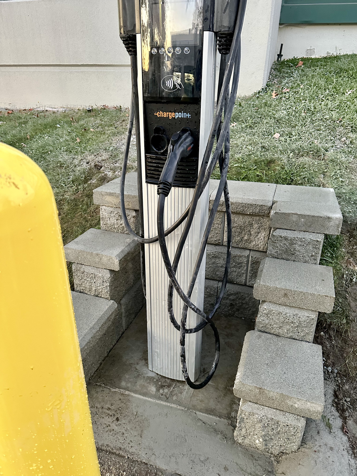 Commercial retaining wall for Electric car charging station by Benjamin Landscaping and Projects. 